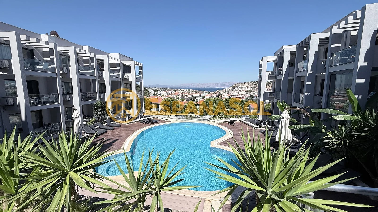 Sea view flat for sale in izmir cesme near the beach