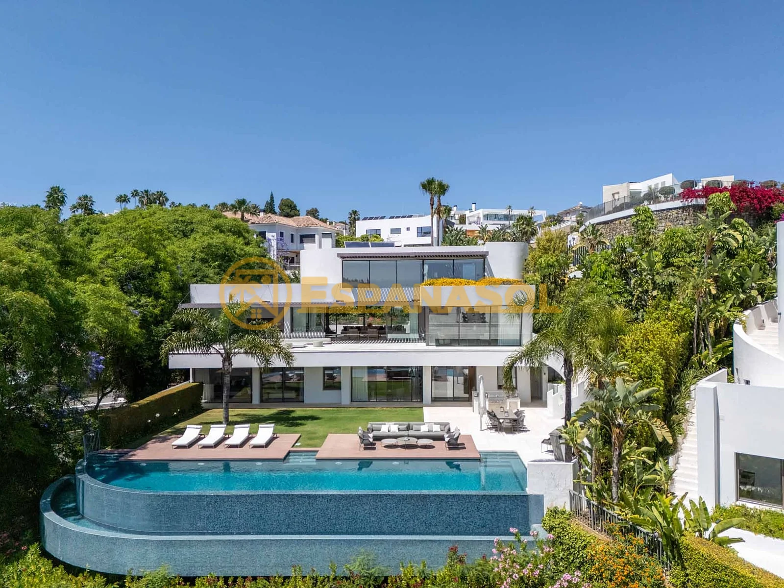 Sea view house close to the beach in benahavis malaga